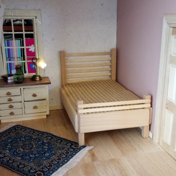 Doppelbett  Puppenhaus 1:12 aus Buchenholz. OOAK.