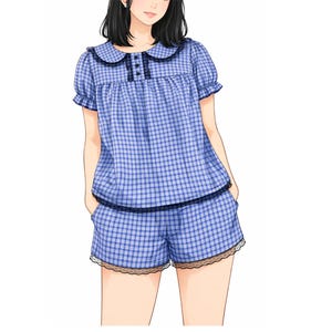 Puede incluir: Conjunto de pijama a cuadros azules y blancos. La parte superior tiene cuello Peter Pan y mangas cortas. Los pantalones cortos tienen un ribete de encaje. El conjunto de pijama está hecho de un material suave y cómodo.