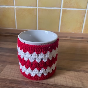gehäkelte Tassenhalter; gemütliches Tassenaccessoire; gehäkelte Cup-Wrap; handwerkliche Tassenhalter