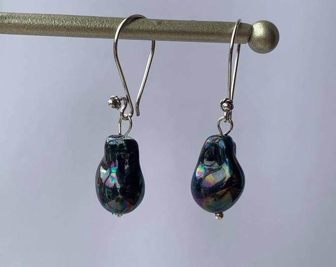 Dangling earrings in antiqued 925 silver and natural baroque pearls