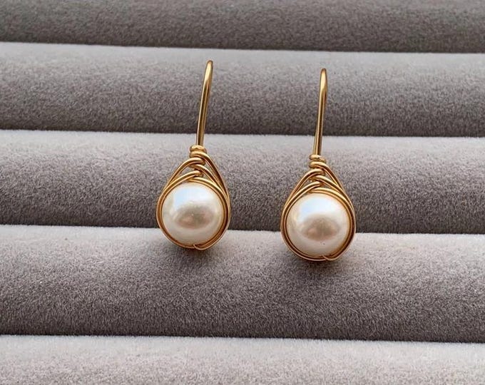 Pendant earrings in gold-plated copper and natural mother-of-pearl