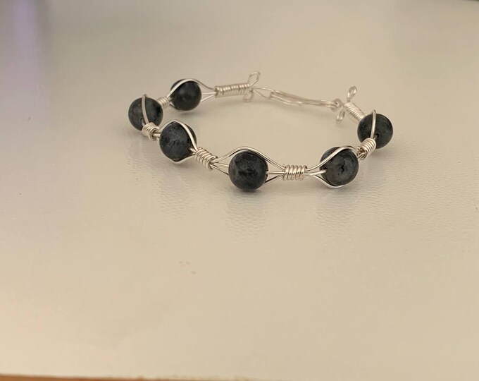 Silver-Plated Copper Wire Bracelet with Black Labradorite – Protection, Intuition, and Transformation