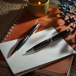 Penna a sfera in legno MORII - fatta a mano - elegante penna a sfera twist in legno - Twist Pen - EBONY