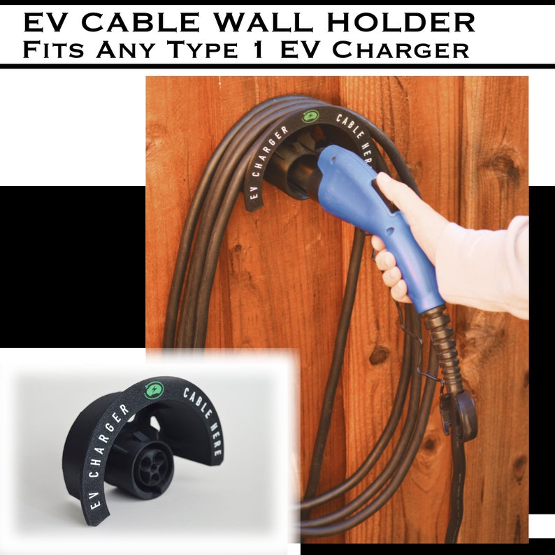 K&ouml;nnte beinhalten: Schwarze Wandhalterung aus Kunststoff f&uuml;r ein Ladekabel f&uuml;r Elektrofahrzeuge. Die Halterung tr&auml;gt den Text "EV CHARGER" und "CABLE HERE". Ein blaues Ladekabel f&uuml;r Elektrofahrzeuge ist an der Halterung angeschlossen.