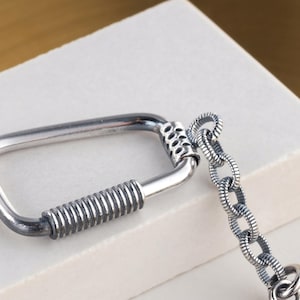 Nyckelkrokar. Nyckelhållare i sterlingsilver med skruvspänne. Nyckelhållare i massivt karbinhake. Smyckestillverkning. Kopplingslås