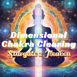 Op de afbeelding: Een silhouet van een persoon die in lotushouding zit met een regenboog van kleuren achter hen. De persoon heeft een wit licht dat door hen heen schijnt en de tekst "Dimensional Chakra Clearing Stargate 2 Heaven" staat voor hen.