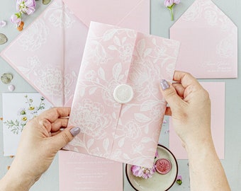 Acryl of glas huwelijksuitnodiging, stoffige roze huwelijksuitnodigingen, duidelijke huwelijksuitnodiging met witte bloemen, transparant roze uitnodigingen