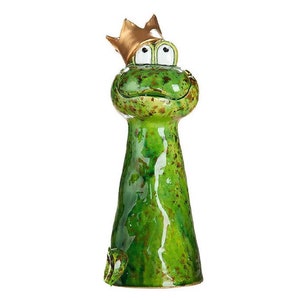 Könnte beinhalten: Eine grüne Keramik-Froschfigur, die eine goldene Krone trägt. Der Frosch hat große, runde Augen und ein breites Lächeln. Die Figur ist mit einem grün-braunen, gesprenkelten Finish glasiert.
