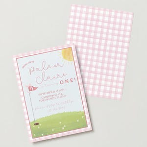 Puede incluir: Una invitación de cumpleaños rosa y azul con temática de golf. La invitación dice "Swing on by Palmer Claire is turning ONE!" con la fecha, la hora y la dirección.