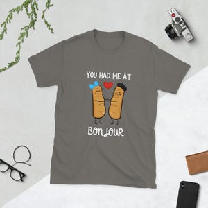 Słodka koszulka French Baguette, Baguettes In Love, You Had Me At Bonjour, Kawaii Cartoon Baguette T-shirt, Koszulka unisex z krótkim rękawem
