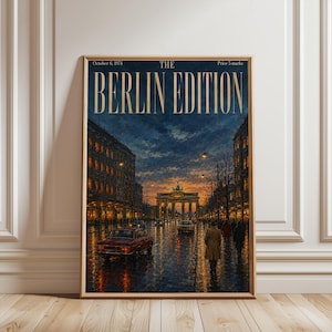 Könnte beinhalten: Ein gerahmtes vertikales Poster mit dem Titel The Berlin Edition, datiert vom 6. Oktober 1974, das ein Ölgemälde einer regnerischen Berliner Straße in der Abenddämmerung zeigt. Zu sehen sind das Brandenburger Tor, Oldtimer und Fußgänger.