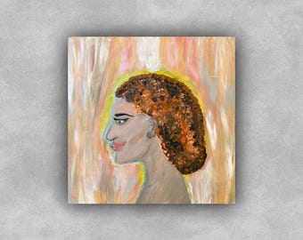 Puede incluir: Una pintura de una persona con cabello castaño rizado, mirando hacia la derecha. El fondo es una suave mezcla de rosa, naranja y amarillo.