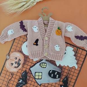 Cardigan spettrale lavorato a maglia per neonati - Ricamo di fantasmi e zucche, perfetto per Halloween per il tuo piccolo