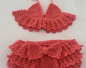 Handmade Baby Mädchen Häkelbikini Set | Pinkes Rüschen Sommer Outfit mit Schleife | Gehäkeltes Top und Shorts Set für Mädchen | Baby Neckholder Tops