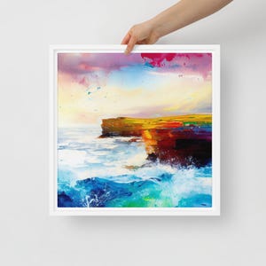 Pode incluir: Uma pintura abstrata colorida de um penhasco rochoso com ondas quebrando em primeiro plano. O céu é uma mistura de rosa, amarelo e azul com nuvens brancas. O penhasco é uma mistura de vermelho, laranja, amarelo e verde.