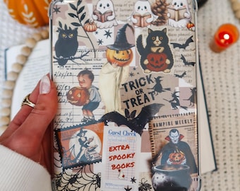 Op de afbeelding: Een doorzichtige telefoonhoes met een collage met Halloween-thema. Het ontwerp bevat een uil, een zwarte kat, geesten, pompoenen, vleermuizen en de woorden "Trick or Treat" en "Extra Spooky Books".