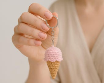 Wzór na szydełkowy brelok z lodami – rożek amigurumi, łatwy brelok DIY, samouczek w formacie PDF