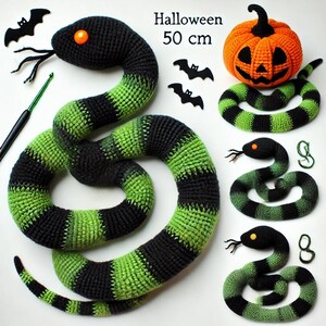 Puede incluir: Un juguete de serpiente de crochet verde y negro con un ojo naranja. La serpiente está enroscada en un círculo. Hay una calabaza de crochet y murciélagos en el fondo. Halloween 50 cm.