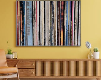 Könnte beinhalten: Ein gerahmtes Bild einer Wand mit Vintage-Schallplatten. Die Schallplatten sind vertikal angeordnet und zeigen eine Vielzahl von Künstlern und Albumtiteln, darunter "Mike Oldfield", "Fleetwood Mac", "Pink Floyd" und "The Clash".