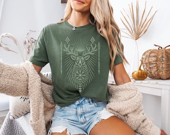 Camiseta de ciervo Eikthyrnir, camiseta de ciervo nórdico, camiseta de ciervo con runas vikingas, camiseta de ciervo del bosque en colores cómodos, regalo pagano de ciervo para él.