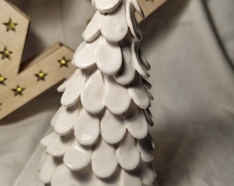 Albero di Natale con petali bianchi in ceramica fatto a mano