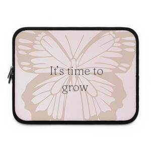 Puede incluir: Una funda para portátil rosa con un diseño de mariposa y el texto "It's time to grow".