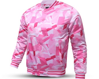 Puede incluir: Una chaqueta bomber de satén rosa con un patrón geométrico. La chaqueta tiene un cuello, puños y cintura de canalé blancos. Cuenta con cierre de botones y dos bolsillos.