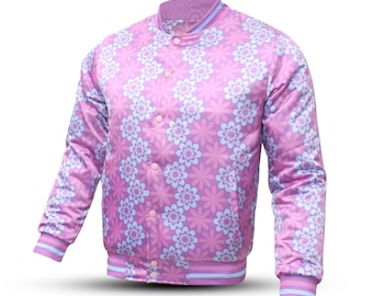 Puede incluir: Una chaqueta bomber de satén rosa con un estampado floral en tonos azules y rosas. La chaqueta tiene cierre de cremallera y cuello, puños y dobladillo de canalé.