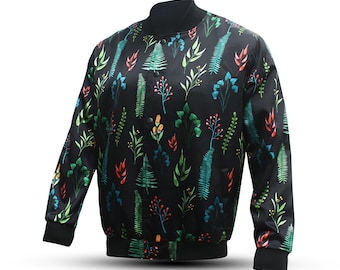 Puede incluir: Una chaqueta bomber negra con estampado floral con hojas y flores verdes, azules, rojas y amarillas.