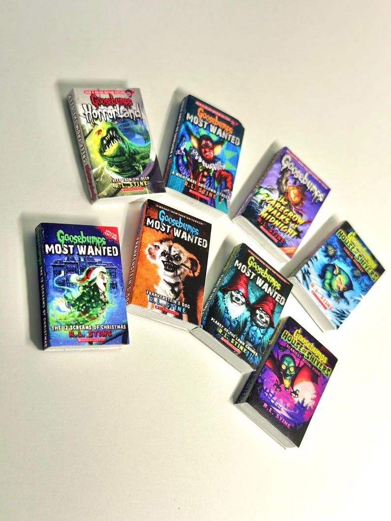 Peut inclure: Une collection de livres miniatures Goosebumps, avec des titres tels que "HorrorLand" et "House of Shivers". Les livres ont des couvertures color&eacute;es avec des illustrations de monstres et de sc&egrave;nes effrayantes. Le nom de l'auteur, R.L. Stine, est visible.