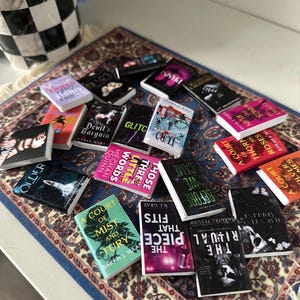 TYLKO spersonalizowane mini książki, czytniki Kindle, pudełko na książki, mini książki, spersonalizowany wystrój półki, lista TBR, miniaturowe książki