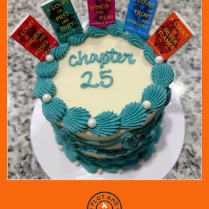 Peut inclure: Un g&acirc;teau rond d&eacute;cor&eacute; d'un gla&ccedil;age turquoise et de perles blanches. Le g&acirc;teau est surmont&eacute; de r&eacute;pliques de livres miniatures, chacune portant un titre de la s&eacute;rie "A Court of Thorns and Roses" de Sarah J. Maas. Le g&acirc;teau indique "chapitre 25".