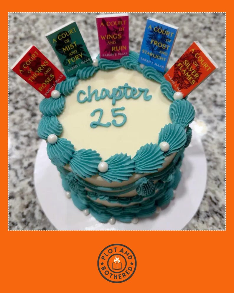 Peut inclure: Un g&acirc;teau rond d&eacute;cor&eacute; d'un gla&ccedil;age turquoise et de perles blanches. Le g&acirc;teau est surmont&eacute; de r&eacute;pliques de livres miniatures, chacune portant un titre de la s&eacute;rie "A Court of Thorns and Roses" de Sarah J. Maas. Le g&acirc;teau indique "chapitre 25".