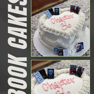 Peut inclure: Un g&acirc;teau blanc en forme de c&oelig;ur d&eacute;cor&eacute; avec un gla&ccedil;age rose qui dit "Chapitre 36". Le g&acirc;teau est orn&eacute; de r&eacute;pliques de livres miniatures. Les mots "BOOK CAKES" sont affich&eacute;s verticalement en grandes lettres blanches sur le c&ocirc;t&eacute; gauche de l'image.