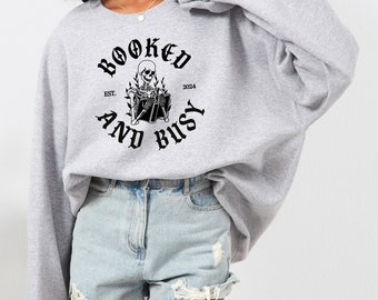 Booked and Busy スウェットシャツ：Booktok Reader Gildan クルーネック