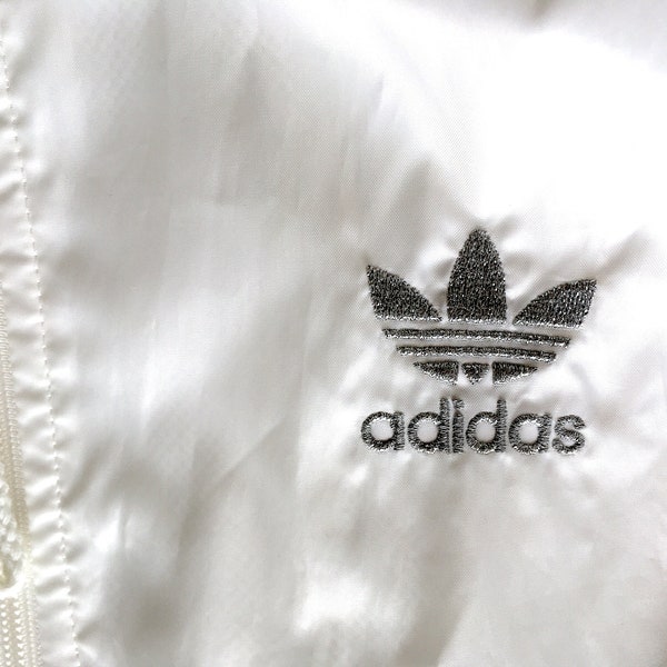 Adidas Originals Coupe-vent zippé Col Montant Capuche Poches Latérales Zippées Polyester Blanc 3 Bandes Argentées Vintage M Très Bon état