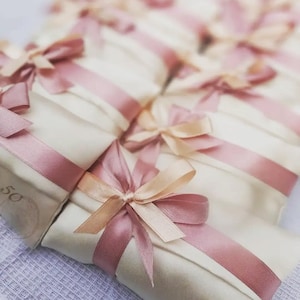 bomboniere nascita , bomboniere battesimo, bomboniere sartoriali, sacchetto nascita personalizzato, sacchetto battesimo con nome ricamato,