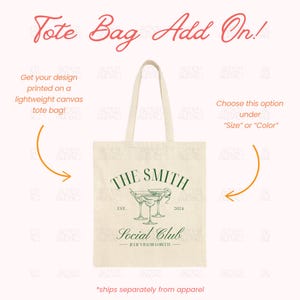 K&ouml;nnte beinhalten: Cremefarbene Tragetasche mit gr&uuml;nem Text und Grafiken. Die Tasche tr&auml;gt die Worte "THE SMITH Social Club" und "JULIE'S BACHELORETTE" mit zwei Martinigl&auml;sern. Der Text "Tote Bag Add On!" steht oben.