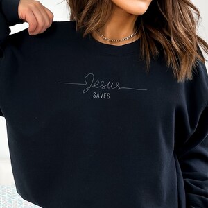 Jesus Saves Crewneck, sweat-shirt chrétien minimaliste, chemise verset biblique, t-shirt chrétien pour femme, cadeaux chrétiens pour sa chemise, t-shirt Jésus