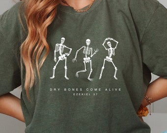 Comfort Color - Camiseta de esqueleto danzante para mujer - Halloween cristiano de otoño - "Los huesos secos cobran vida - Ezekiel 37" Camiseta unisex teñida en prenda