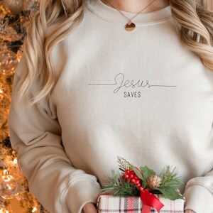 Jesus Saves Crewneck, Christian Minimalist Sweatshirt, Bible verset shirt, Tee-shirt chrétien pour femmes, cadeaux chrétiens pour sa chemise, tee-shirt Jésus