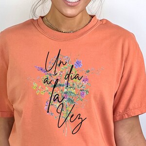 Un dia a la vez T-Shirt – The Lovely Design Shop