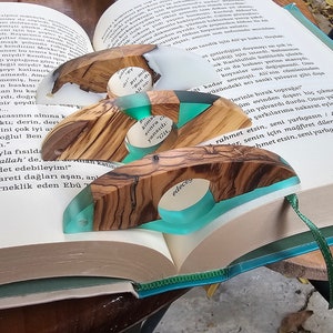 Thumb Book Page Holder Necklace, Olive wood And Blue Green White Epoxy Resin | book lovers,Read holder,Reading ring,Gift for readers