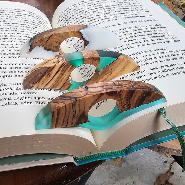Thumb Book Page Holder Necklace, Olive wood And Blue Green White Epoxy Resin | book lovers,Read holder,Reading ring,Gift for readers