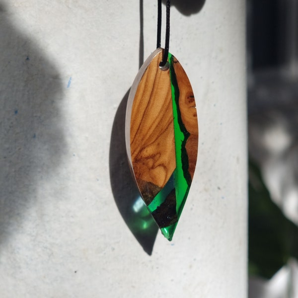 EPOXY RESIN NECKLACE, Statement Necklace, Olive Wood leaf Shape Wedding Necklace, Minimalist Memory Necklace Gift For Wife