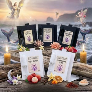 Puede incluir: Cinco frascos pequeños de eau de parfum con atomizador sujetos a tarjetas individuales etiquetadas como High Ritual, Amphitrite Elixir, Brazilian Bruxa, Rose Potion y Hummingbird Elixir. Cada tarjeta muestra una ilustración de un búho.