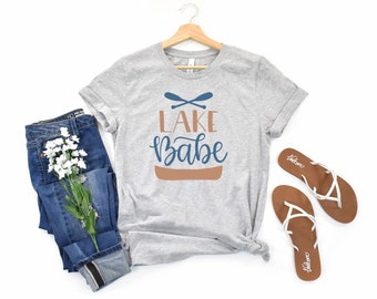 Lake Babe Shirt – Lake Life Graphic Tee for Women, Cute Lake Girl Gift, Summer Cabin & Boating Top