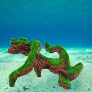Puede incluir: Adorno decorativo para acuario con diseño naturalista. La estructura marrón, similar a la madera, está parcialmente cubierta de musgo verde vibrante, creando una estética subacuática. El adorno está diseñado para mejorar la apariencia de un acuario.