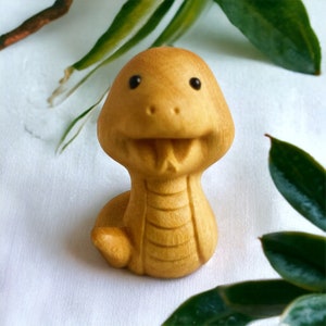 Decoración del hogar del año de la serpiente / Figura del zodíaco lunar de madera 2025 / Adorno de animal kawaii para el hogar como regalo de inauguración de la casa, regalo de boda
