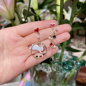 Pendientes de conejo blanco con cartas de póquer. Poste de plata 925. Pendientes asimétricos de Alicia en el país de las maravillas. Regalo para mamá. Pendientes de aro con forma de conejo divertido